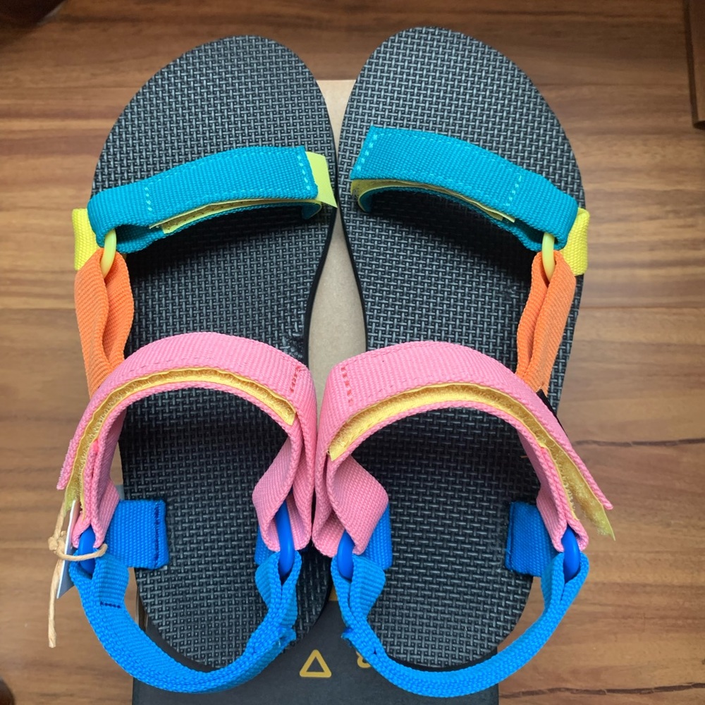 TEVA women size 5. NWT.
